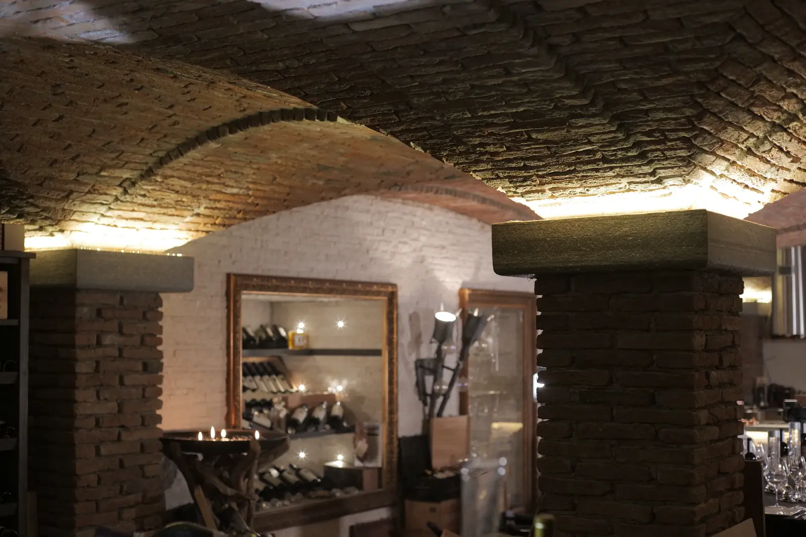 Dettaglio colonna e illuminazione volte a crociera in mattoni nella zona cantina — Cantina Privata, Appiano Gentile, Lombardia