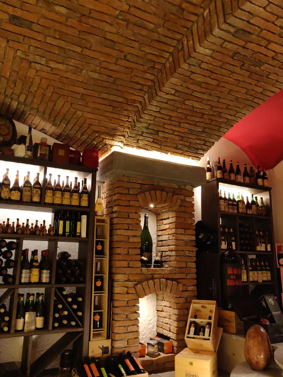 Dettaglio colonna in mattoni con esposizione bottiglia di vino — Cantina Privata, Appiano Gentile, Lombardia
