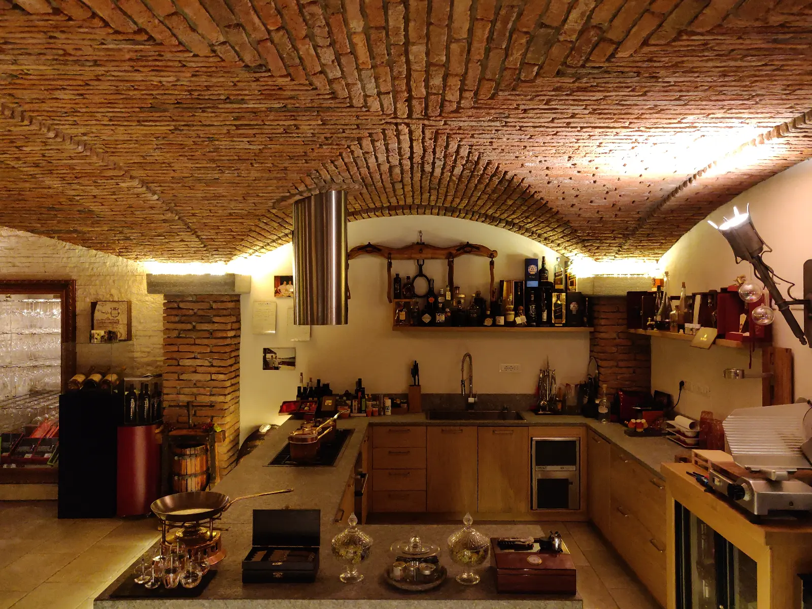 Volta a crociera in mattoni nella zona cucina — Cantina Privata, Appiano Gentile, Lombardia