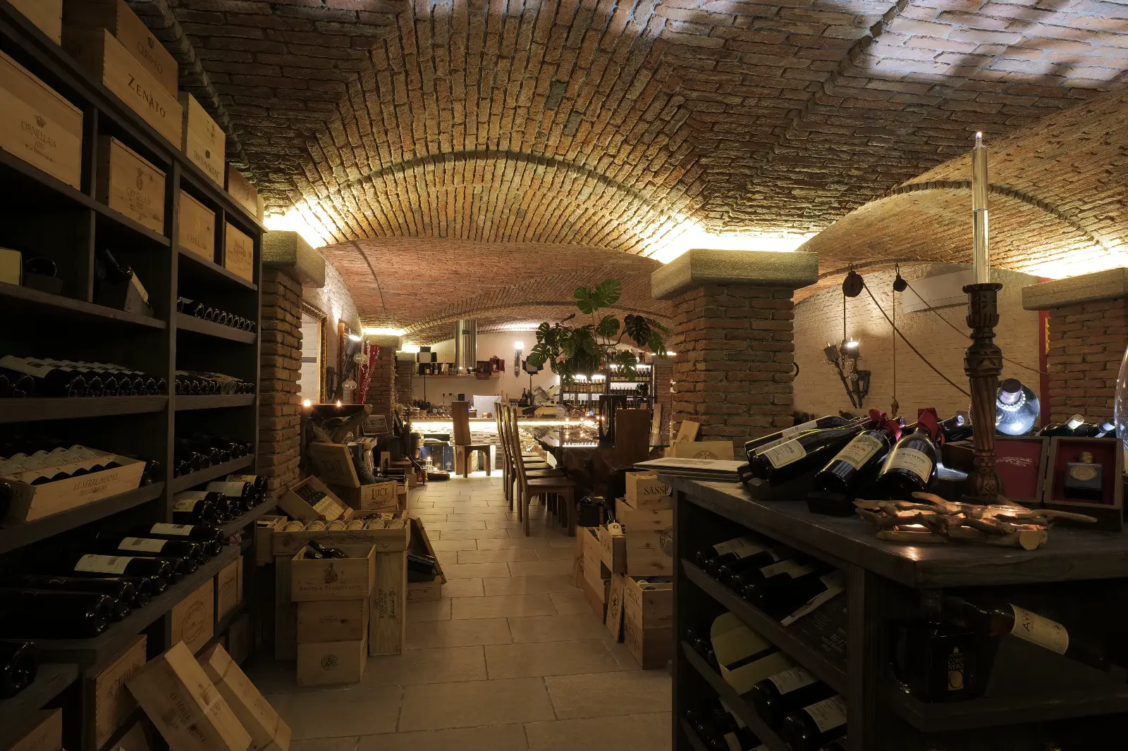 Soffitto a volta in mattoni nella taverna privata — Cantina Privata, Appiano Gentile, Lombardia