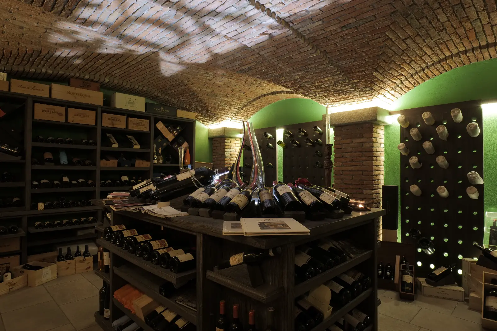 Volta a crociera in mattoni nella sala vini — Cantina Privata, Appiano Gentile, Lombardia