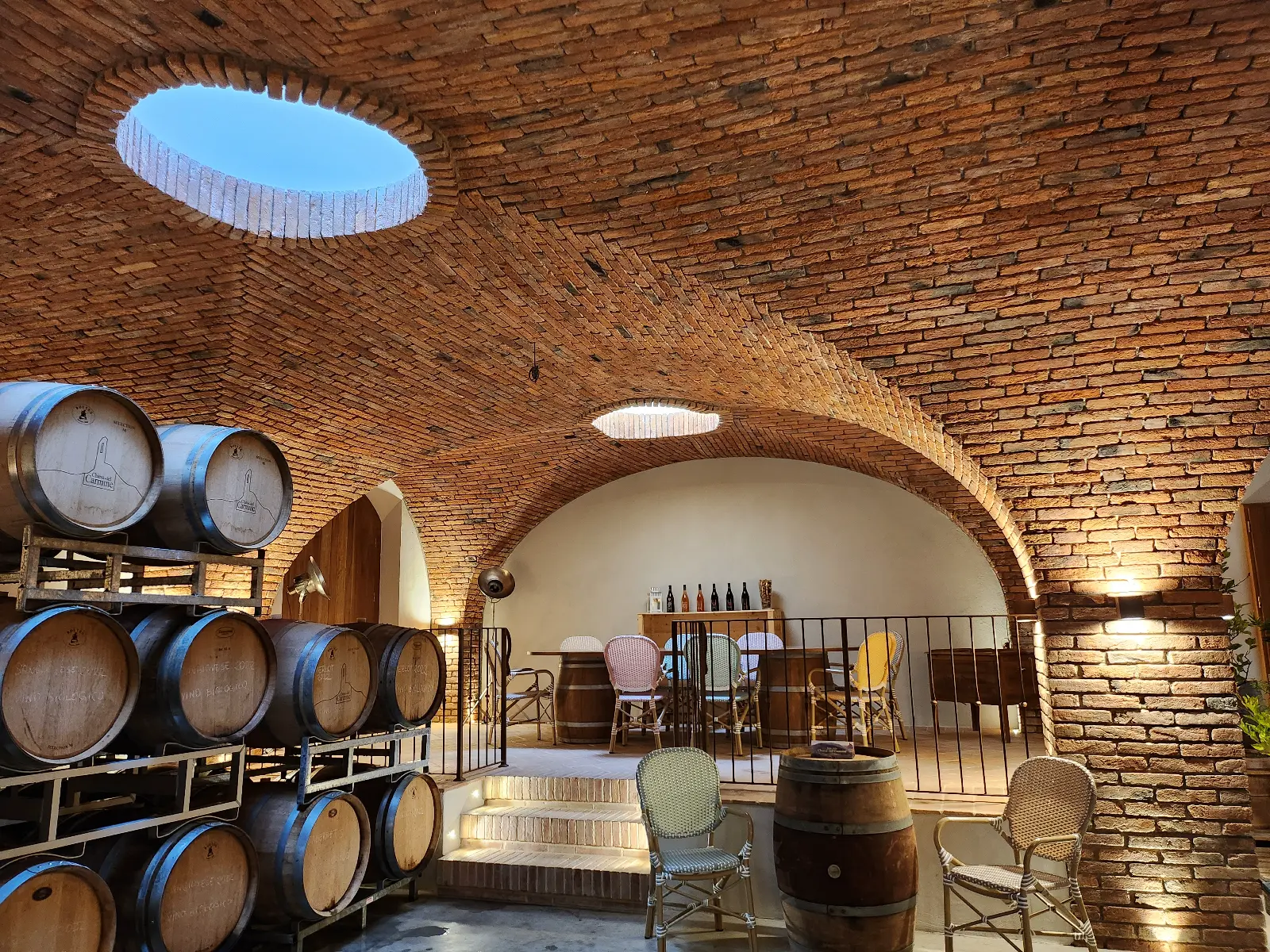 Volta ad arco con botti da vino — Cantina Vineria del Carmine, Umbertide, Perugia