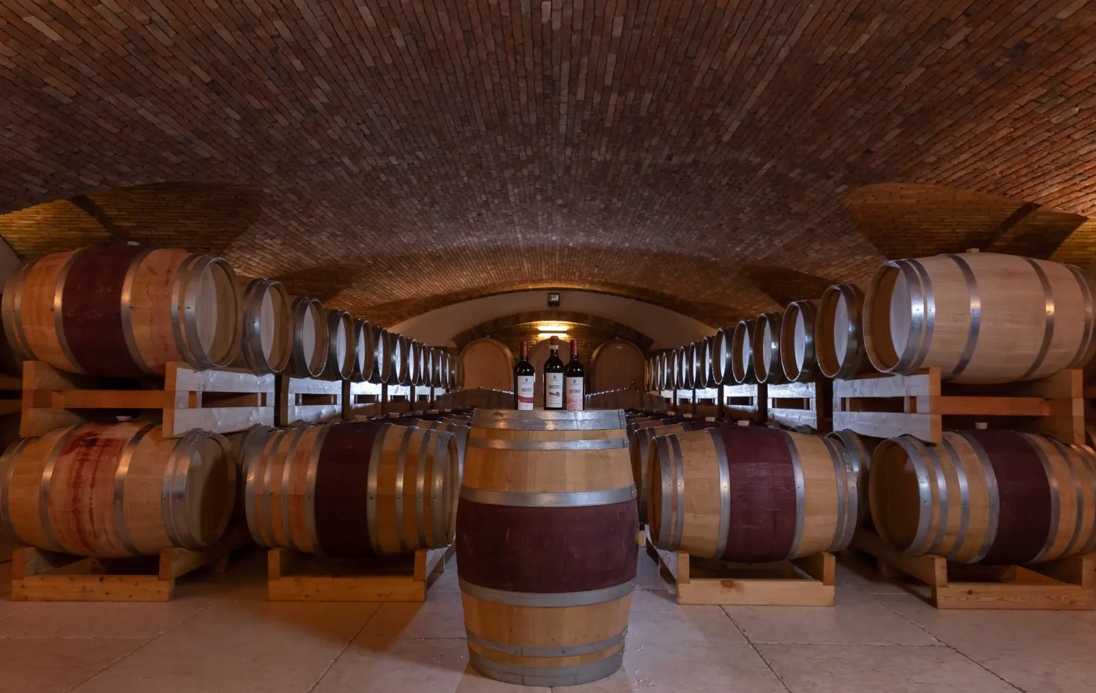 Soffitto a volta in mattoni sopra le botti da invecchiamento — cantina Giusti Wine, Treviso