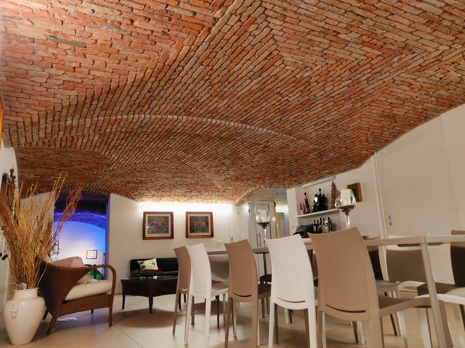Vaulted brick living room by Pietrantiche