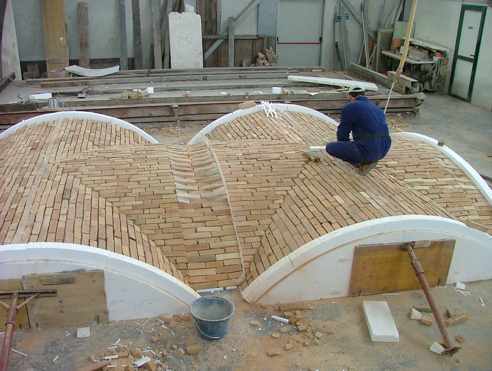 Old bricks laid by hand on the formwork of the tavern's groin vaults, in the Pietrantiche workshop