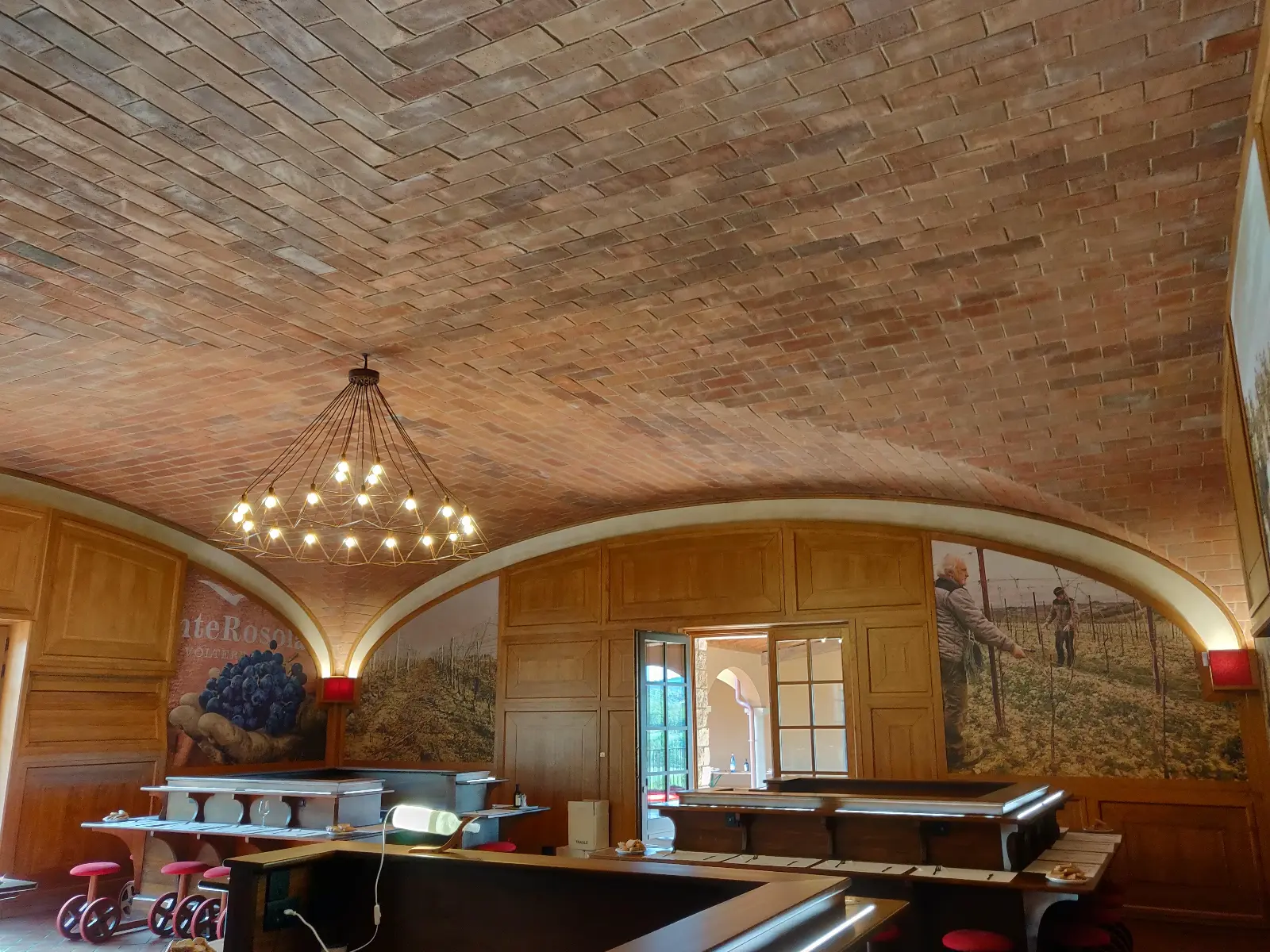 Volta a vela sala vini — Monterosola Winery, Volterra