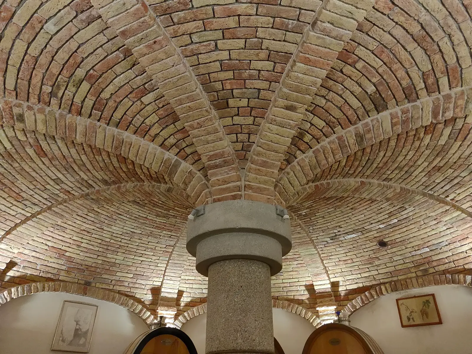 Pilastro centrale in pietra e volta in mattoni — Ronc dai Luchis, Faedis, Friuli