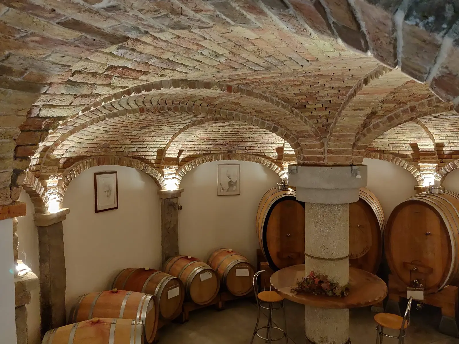 Volta in mattoni e archi in pietra nella cantina — Ronc dai Luchis, Faedis, Friuli
