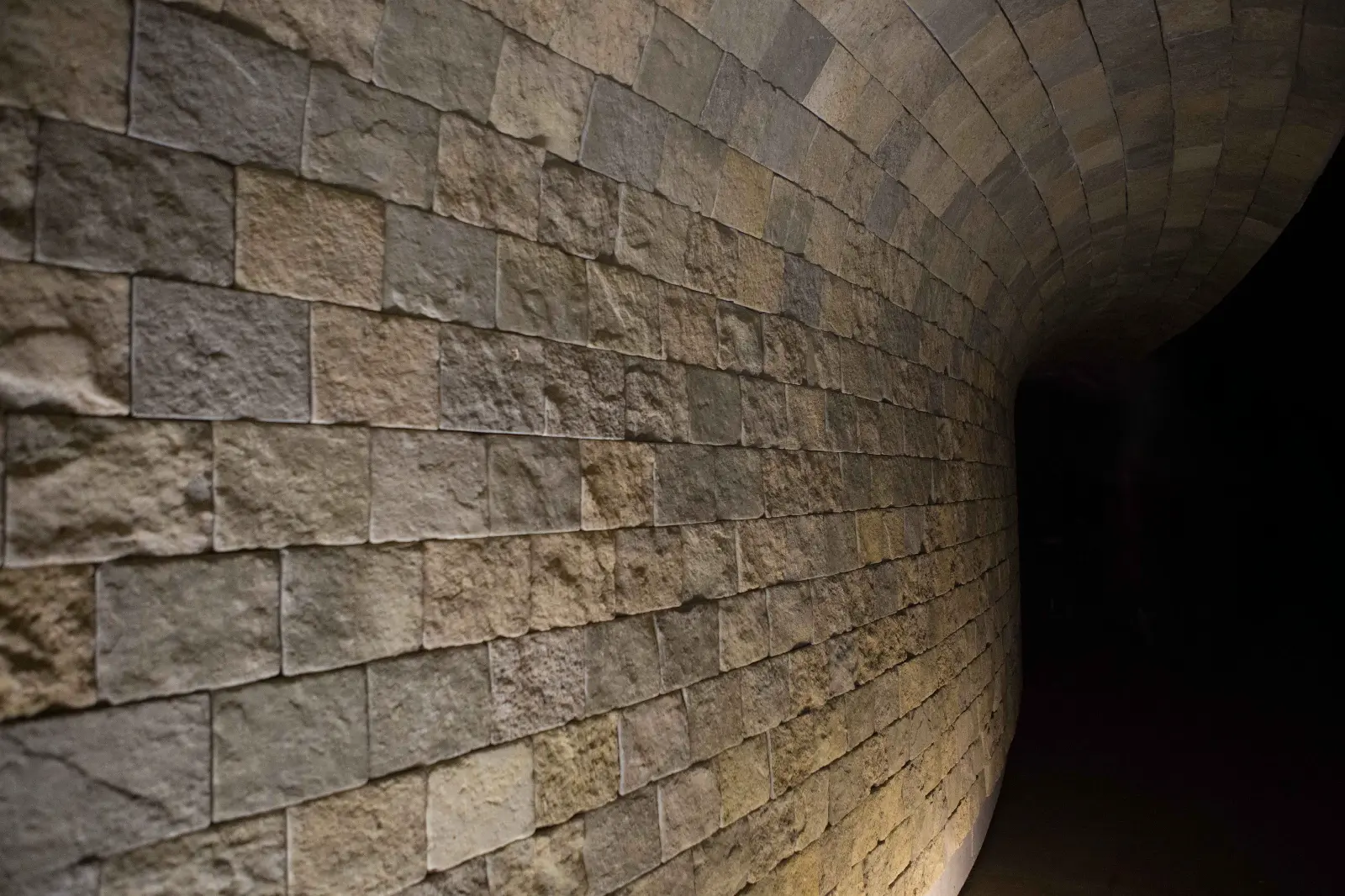 Tunnel in pietra a volta curva — Virginia Water, Surrey, UK