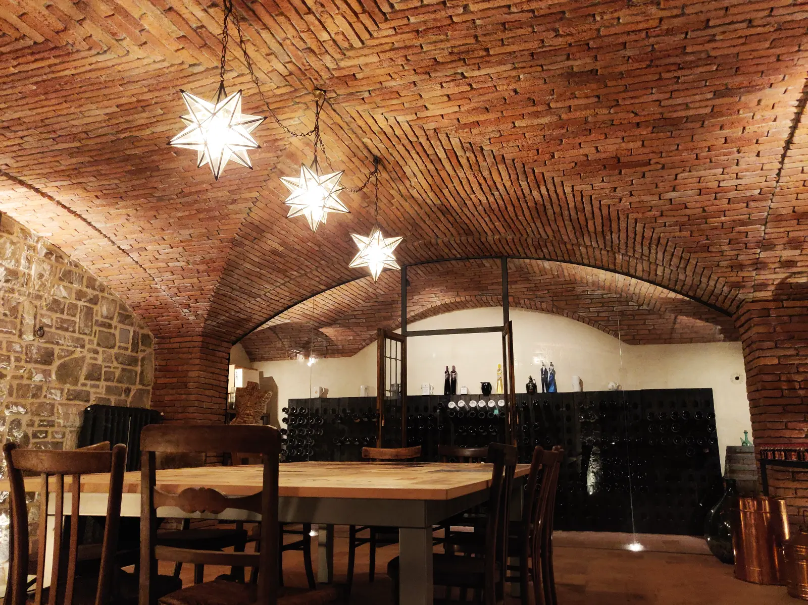 Volte a crociera in mattoni sopra una cucina-cantina pensata per ricevere — taverna privata, Brescia, realizzate da Pietrantiche