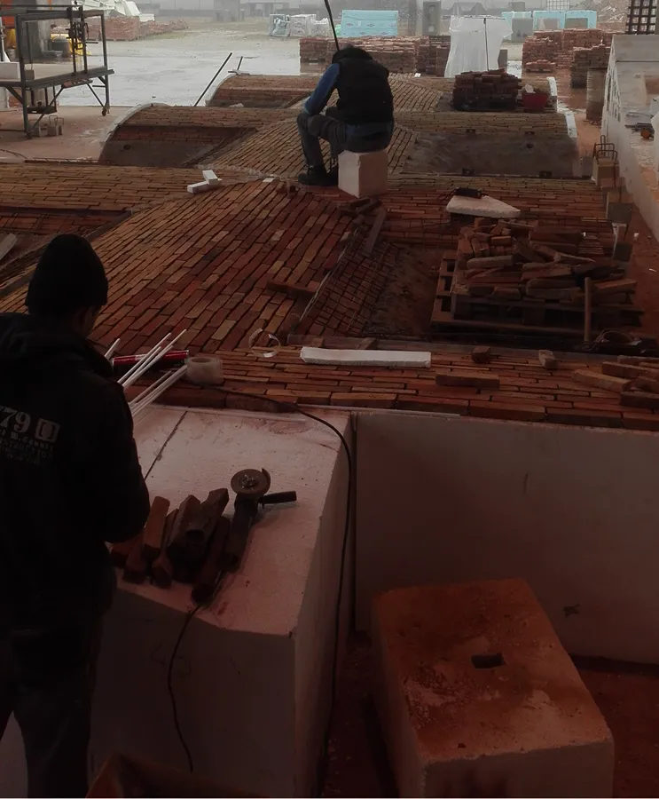 Posa a mano dei mattoni sulle centine delle volte a crociera per il tunnel Tommasi, nel laboratorio Pietrantiche