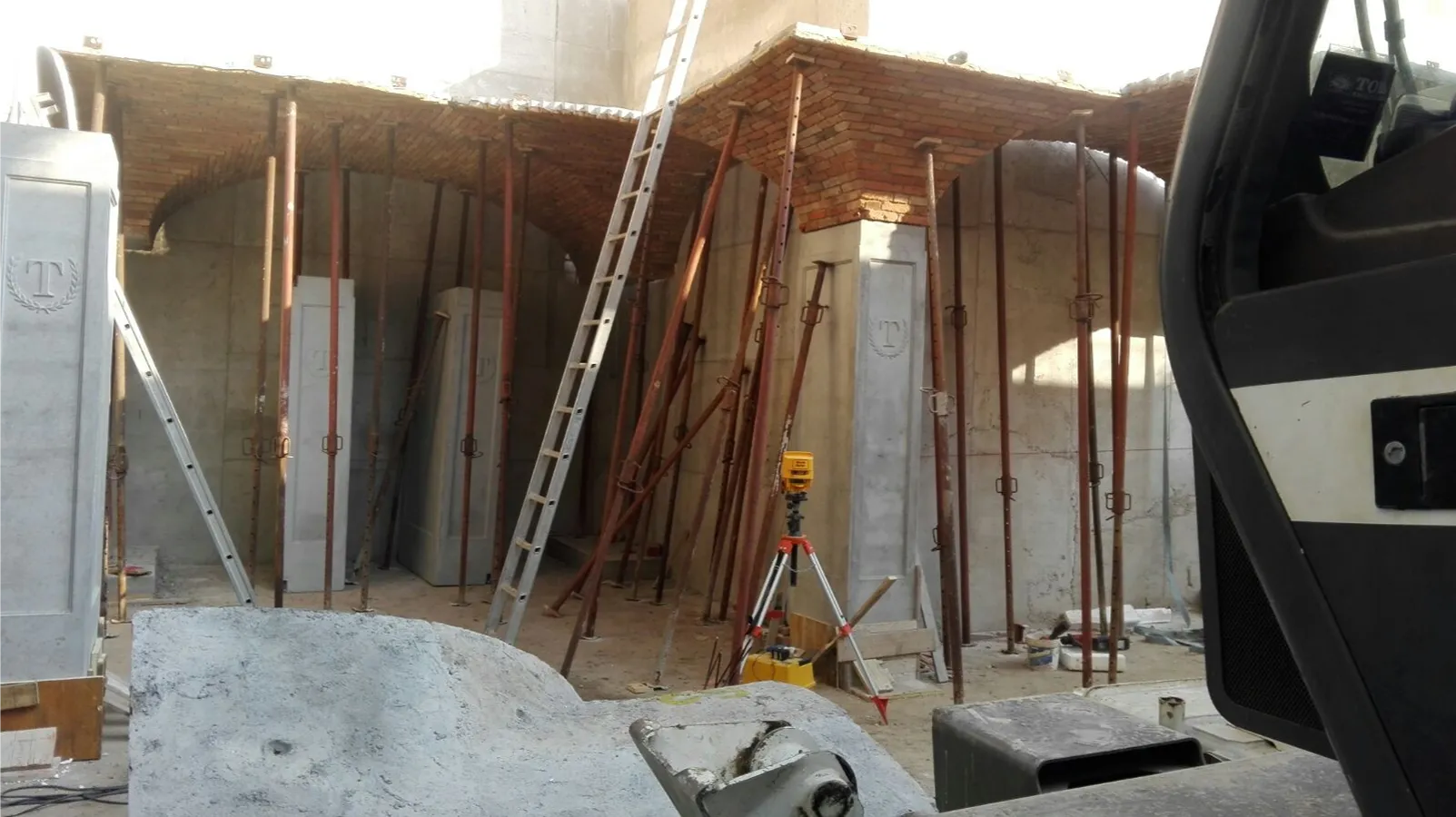 Montaggio in cantiere delle volte a crociera in mattoni del tunnel Tommasi: pannelli sui puntelli e pilastri con il logo della cantina