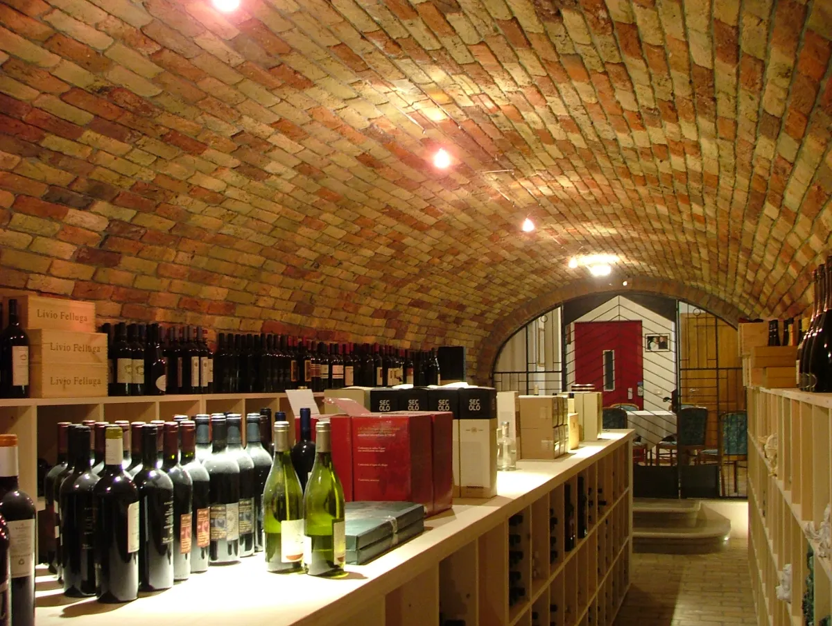 Volta a botte in mattoni sopra la cantina di un ristorante con collezione privata, realizzata da Pietrantiche