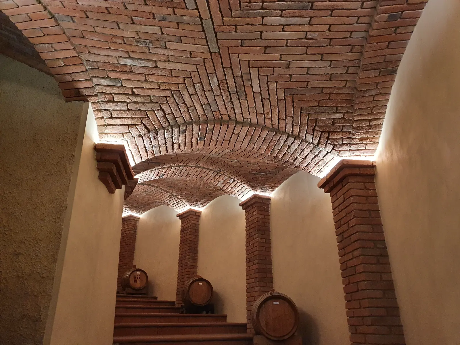 Soffitti ad arco corridoio cantina — Casinano